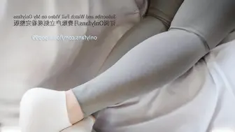 可爱萌妹〖下面有根棒棒糖〗给老公戴绿帽,意外被私教内射 瑜伽裤完美勾勒出女神凹凸有致的身材 下面有根棒棒糖 OnlyFans loliiiiipop99